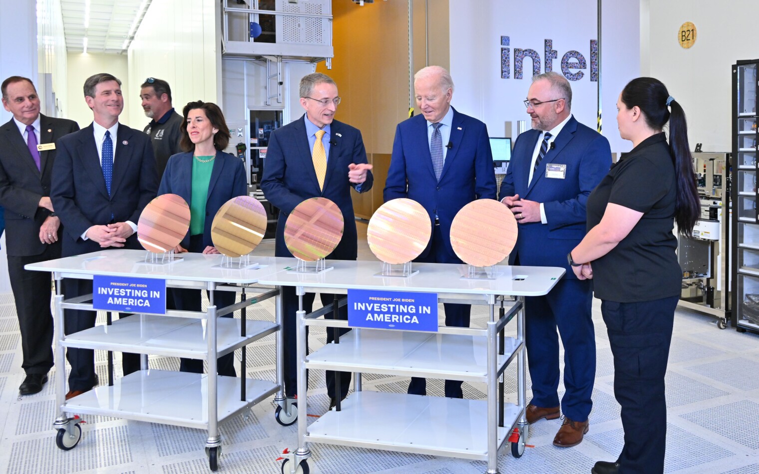 Intel CEO Pat Gelsinger (center) speaks with U.S. President Joe Biden