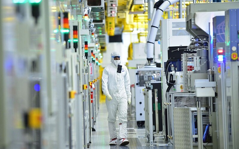 intel-chip-cleanroom-2017.jpg